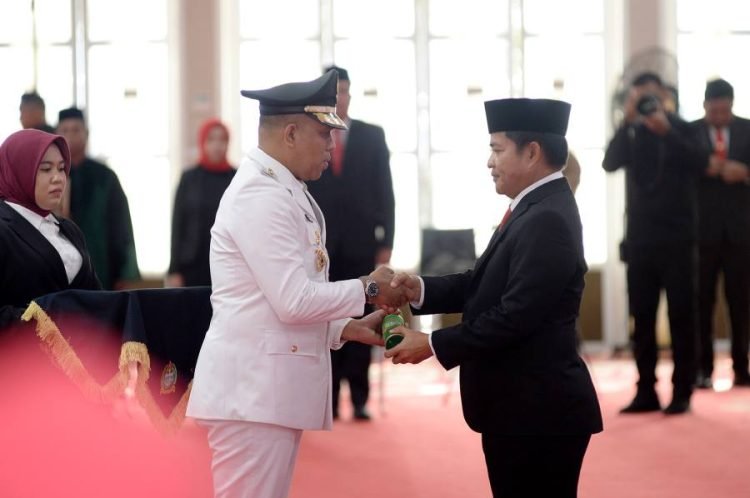 Pj. Gubernur Sumatera Utara (Sumut) Hassanudin melantik dan mengambil sumpah jabatan Pj. Bupati Langkat Faisal Hasrimy di Aula Tengku Rizal Nurdin Jalan Jenderal Sudirman Nomor 41 Medan. Pj. Ketua TP PKK Provinsi Sumut Dessy Hassanudin juga turut melantik Pj. Ketua TP PKK Kabupaten Langkat Uke Retno Faisal Hasrimy. (Diskominfo Provsu)