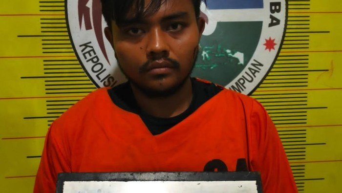 Pelaku Dodi saat diamankan di kantor polisi. 