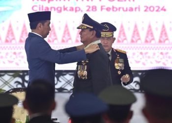 Presiden Joko Widodo menyematkan pangkat Jenderal TNI Kehormatan kepada Menteri Pertahanan Prabowo Subianto (tengah) di Mabes TNI, Cilangkap, Jakarta Timur, Rabu (28/2/2024). 