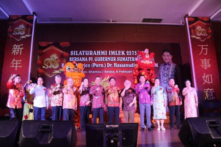 Penjabat (Pj) Gubernur Sumut Hassanudin menghadiri acara Keluarga Besar Tionghoa Sumut menyambut Tahun Baru Imlek 2575 di Restoran Shantou, Jalan Gandhi Nomor 123 Medan, Selasa (6/2). (Diskominfo Sumut)