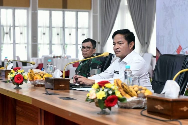 Pj Gubernur Sumut Hassanudin bersama Kapolda Sumut Irjen Pol Agung Setya dan Panglima Kodam I BB Mayjend TNI Moch Hasan memonitoring Pelaksanaan Pemilu Presiden dan Legaslatif Tahun 2024 di Kabupaten / Kota se-Sumut secara virtual di Aula Tengku Rizal Nurdin, Rumah Dinas Gubernur Sumut, Jalan Sudirman No. 41, Medan, Rabu (14/2/2024). (Dsikominfo Sumut)