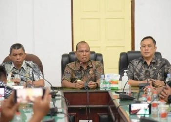Pj Bupati Tepteng Sugeng Riyanta (Tengah).