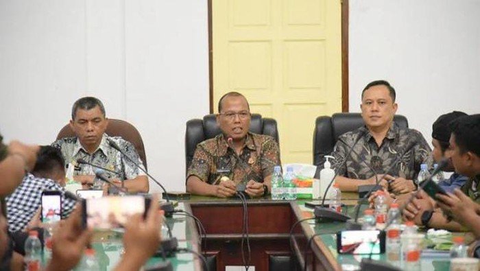 Pj Bupati Tepteng Sugeng Riyanta (Tengah).