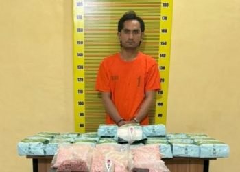 Pria terduga pemilik 14.431 butir pil ekstasi dan satu kilogram sabu-sabu yang ditangkap Polda Sumut di Medan, Sumatera Utara, Rabu (31/1/2024). 