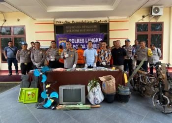 Konferensi pers terkait kasus bentokan antar timses caleg NasDem dan PDIP di Langkat. 