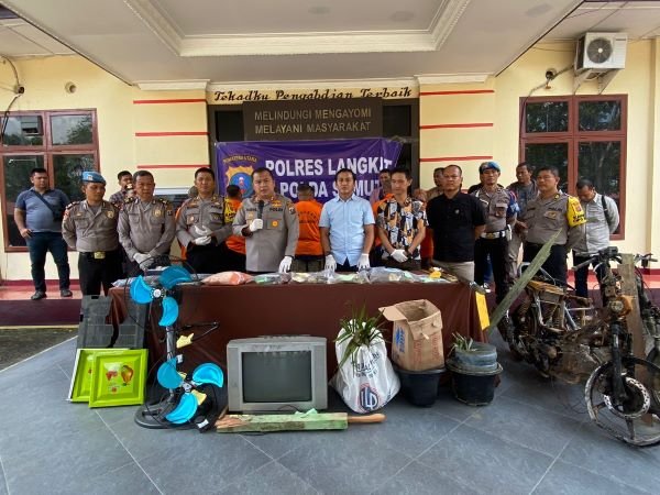 Konferensi pers terkait kasus bentokan antar timses caleg NasDem dan PDIP di Langkat.