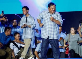 Pengamat menyebut program makan siang gratis ala Prabowo-Gibran kalau dilaksanakan secara serampangan bisa membahayakan APBN karena anggarannya Rp 400 triliun. 