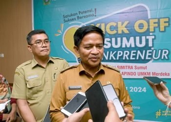 Pj Gubernur Sumut Hassanudin bersama Kepala Dinas Koperasi, Usaha Kecil dan Menengah Sumut Naslindo Sirait dan Dewan Pengurus Asosiasi Pengusaha Indonesia (Apindo) Sumut melaunching Aplikasi Simitrasumut.com, di Aula Raja Inal Siregar, lantai 2, Kantor Gubernur Sumut, Jalan Diponegoro No 30. Medan, Senin (26/2/2024).  (Diskominfo Sumut)