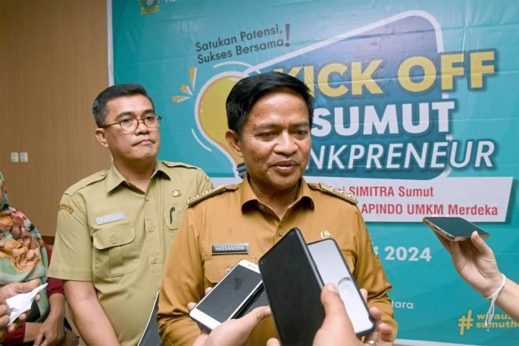 Pj Gubernur Sumut Hassanudin bersama Kepala Dinas Koperasi, Usaha Kecil dan Menengah Sumut Naslindo Sirait dan Dewan Pengurus Asosiasi Pengusaha Indonesia (Apindo) Sumut melaunching Aplikasi Simitrasumut.com, di Aula Raja Inal Siregar, lantai 2, Kantor Gubernur Sumut, Jalan Diponegoro No 30. Medan, Senin (26/2/2024).  (Diskominfo Sumut)