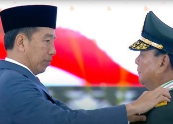 Presiden Joko Widodo menganugerahi kenaikan pangkat berupa Jenderal TNI kehormatan kepada Menteri Pertahanan Prabowo Subianto.