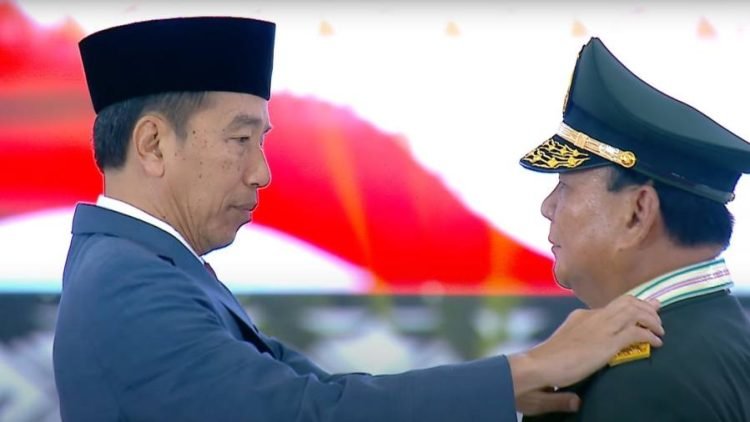 Presiden Joko Widodo menganugerahi kenaikan pangkat berupa Jenderal TNI kehormatan kepada Menteri Pertahanan Prabowo Subianto.