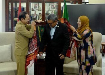 Sekretaris Daerah Provinsi Sumatera Utara (Sumut) Arief S Trinugroho menerima Kunjungan Delegasi Kerajaan Negeri Pulau Pinang Malaysia di Ruang Kerja Lantai 9 Kantor Gubernur Sumut, Jalan Diponegoro Nomor 30 Medan, Selasa (6/2). Pertemuan tersebut membahas berbagai kesempatan kerja sama dalam rangka memeriahkan Pekan Raya Sumatera Utara (PRSU). (Diskominfo Sumut)