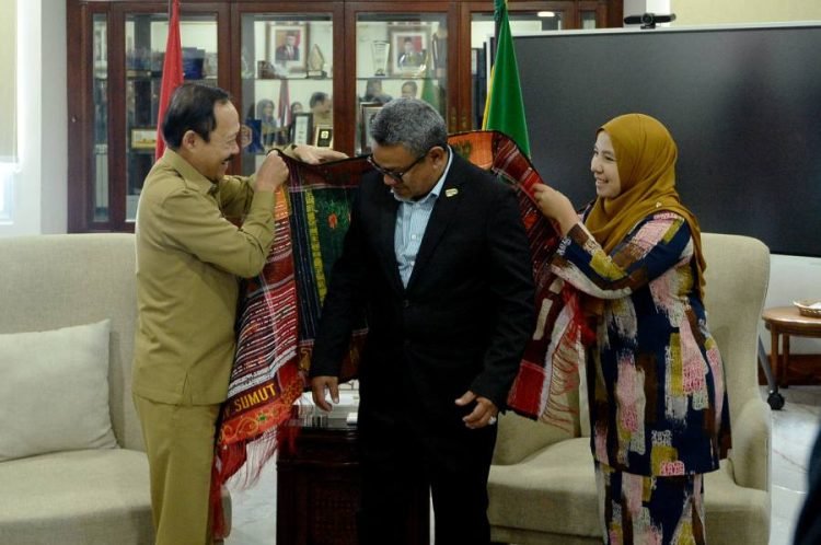 Sekretaris Daerah Provinsi Sumatera Utara (Sumut) Arief S Trinugroho menerima Kunjungan Delegasi Kerajaan Negeri Pulau Pinang Malaysia di Ruang Kerja Lantai 9 Kantor Gubernur Sumut, Jalan Diponegoro Nomor 30 Medan, Selasa (6/2). Pertemuan tersebut membahas berbagai kesempatan kerja sama dalam rangka memeriahkan Pekan Raya Sumatera Utara (PRSU). (Diskominfo Sumut)