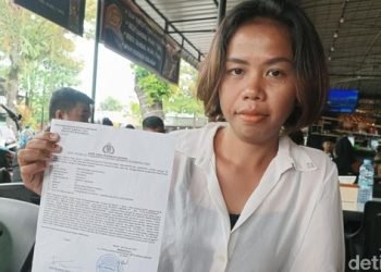 Rani Veronica Napitupulu (29) menunjukkan bukti pelaporan terhadap adik iparnya R. 