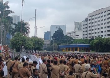 Ribuan kepala desa demo depan gedung DPR.