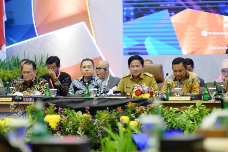 Pj Gubernur Sumatera Utara Hassanudin memimpin sekaligus membuka Rapat Umum Pemegang Saham (RUPS) Tahunan Tahun Buku 2023 dan RUPS Luar Biasa PT Bank Sumut di Ballroom Lantai 10 Gedung Kantor Pusat Bank Sumut Jalan Imam Bonjol Kota Medan, Senin (26/2). (Diskominfo Provsu)