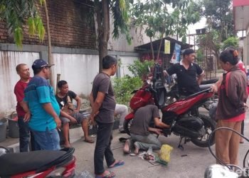 Sejumlah warga yang kendaraannya mengalami mogok.