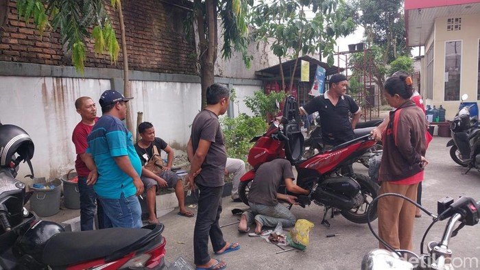 Sejumlah warga yang kendaraannya mengalami mogok.