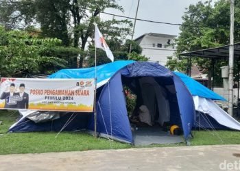 Tenda dari saksi PKS dan Anies-Muhaimin di Kantor Camat Medan Maimun. 