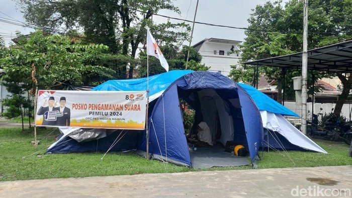 Tenda dari saksi PKS dan Anies-Muhaimin di Kantor Camat Medan Maimun.