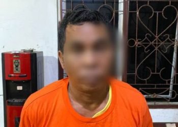 Tersangka diamankan petugas.