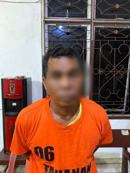 Tersangka diamankan petugas.