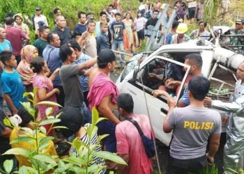 Tiang listrik yang timpa mobil. 