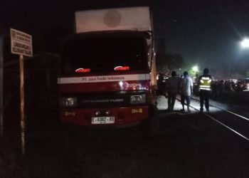 Personel Sat Lantas Polres Sergai mengevakuasi truk logistik KPU, Senin (12/2/2024).