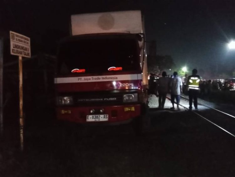 Personel Sat Lantas Polres Sergai mengevakuasi truk logistik KPU, Senin (12/2/2024).