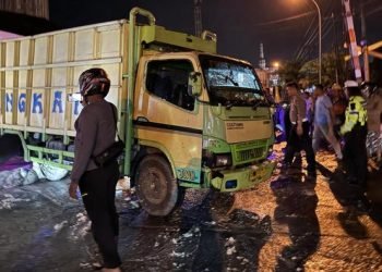 Truk tersangkut di rel dan dihantam kereta api di Tebing Tinggi. 