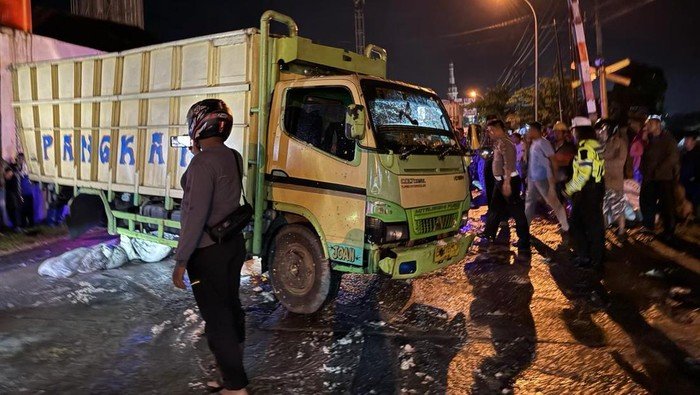 Truk tersangkut di rel dan dihantam kereta api di Tebing Tinggi.