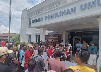 Aliansi Masyarakat Kabupaten Toba lakukan unjuk rasa (unras) damai ke Kantor Bawaslu dan Kantor KPU Kabupaten Toba Provinsi Sumatera Utara, Senin (19/02/2024).