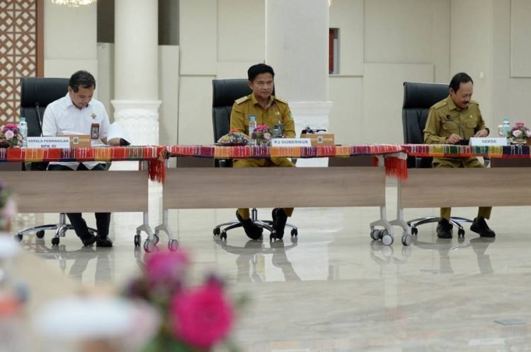 Pj Gubernur Sumatera Utara (Sumut) Hassanuddin menghadiri Entry Meeting bersama Tim Badan Pemeriksa Keuangan (BPK) Perwakilan Sumut di Aula Raja Inal Siregar, Lantai 2 Kantor Gubernur Sumut, Jalan Diponegoro Nomor 30 Medan, Senin (5/2). (Diskominfo Sumut)