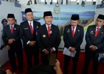 Pj Gubernur Sumatera Utara (Sumut) Hassanudin melantik dan mengambil sumpah/janji jabatan sebanyak 13 orang Pejabat Pimpinan Tinggi Pratama di lingkungan Pemerintah Provinsi Sumut di Aula Tengku Rizal Nurdin Jalan Jenderal Sudirman Nomor 41 Medan, Jumat (1/3).
(Diskominfo Provsu)