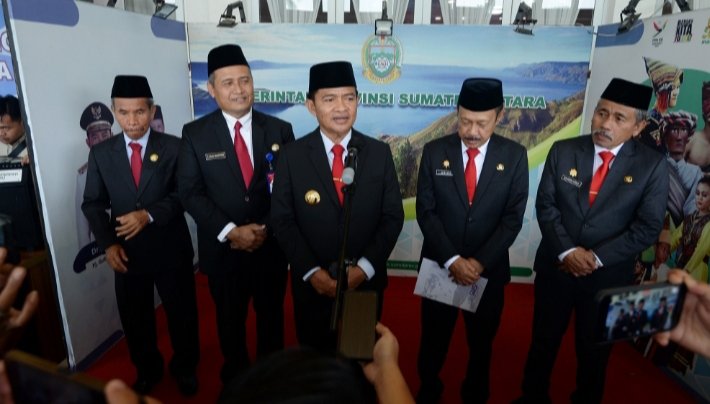 Pj Gubernur Sumatera Utara (Sumut) Hassanudin melantik dan mengambil sumpah/janji jabatan sebanyak 13 orang Pejabat Pimpinan Tinggi Pratama di lingkungan Pemerintah Provinsi Sumut di Aula Tengku Rizal Nurdin Jalan Jenderal Sudirman Nomor 41 Medan, Jumat (1/3).
(Diskominfo Provsu)
