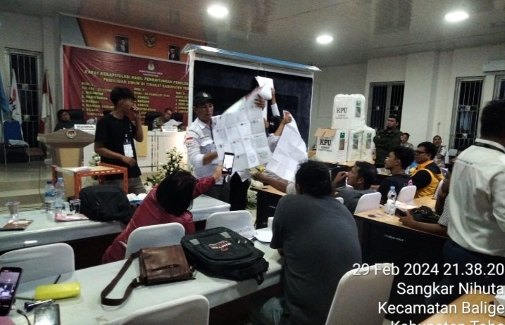 Penghitungan Suara Ulang di Kantor KPUD Toba. (IST)