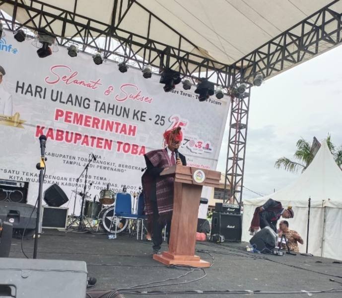Bupati Toba Poltak Sitorus saat memberi kata sambutan pada perayaan  HUT ke-25  Kabupaten Toba di Porsea.. (IST)