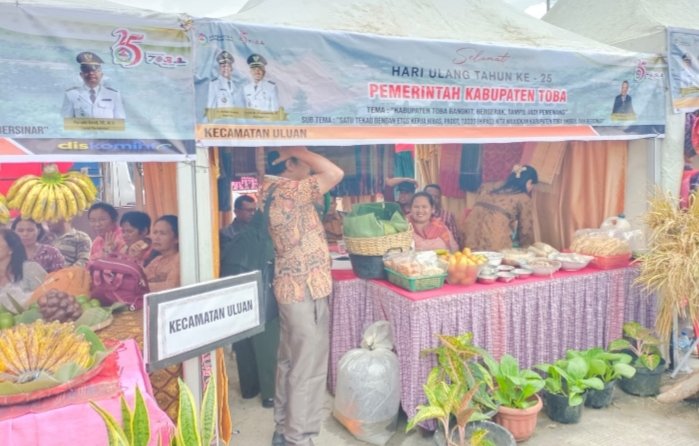 Stan Pameran Kecamatan Uluan pada Puncak HUT ke-25 Toba, Sabtu (9/3/2024) di Balige. (IST)