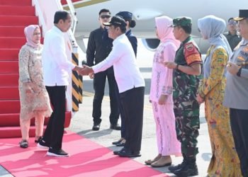 Pj Gubernur Sumut Hassanudin beserta istri menyambut kedatangan Presiden RI Joko Widodo didampingi Ibu Negara Iriana Joko Widodo, saat tiba di Bandara Internasional Kualanamu, Kabupaten Deliserdang, Provinsi Sumatera Utara (Sumut), Kamis (14/3), sekitar pukul 09.15 WIB, dalam rangka kunjungan kerja. (DISKOMINFOSUMUT)