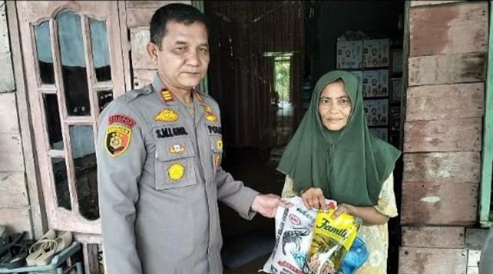 Kapolsek saat berikan santunan. (IST)