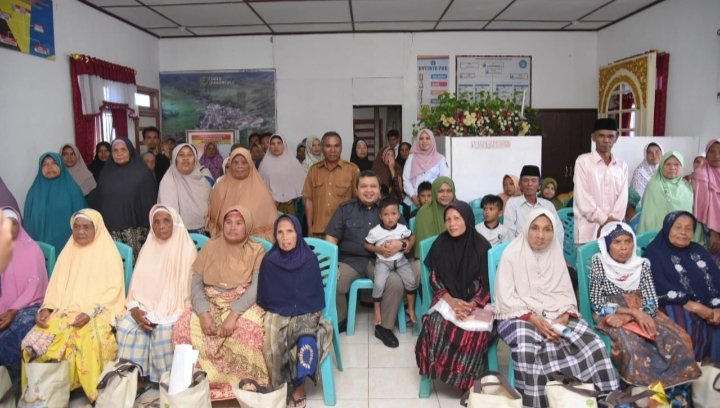 Bupati Tapsel Dolly saat melaksanakan silaturahmi bulan suci Ramadan 1445 Hijriah dengan masyarakat di Kantor Kepala Desa Paran Julu, Kecamatan Sipirok, Rabu (13/3). (IST)