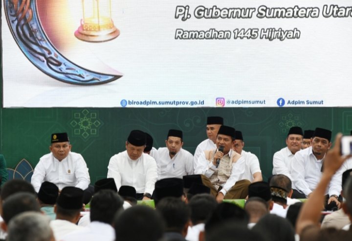 Pj Gubernur Sumatera Utara Hassanudin berbuka puasa pada Ramadan 1445 H bersama para unsur Forkopimda di Rumah Dinas Gubernur Sumatera Utara Jalan Sudirman 41, Medan, Senin (18/3). (Diskominfo Sumut)