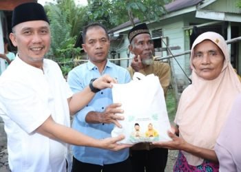Pemkab Tapsel melalui sekda Tapsel Sofyan adil menyalurkan bantuan ke masyarakat Angkola Sangkunur saat melakukan Safari Ramadan 1445 Hijriah di Masjid Nurul Huda, Kelurahan Sangkunur, Kecamatan Angkola Sangkunur, Kamis (21/3). (IST)