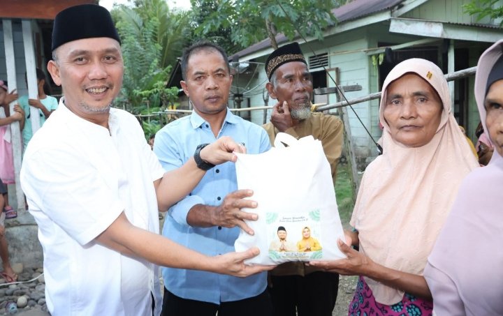 Pemkab Tapsel melalui sekda Tapsel Sofyan adil menyalurkan bantuan ke masyarakat Angkola Sangkunur saat melakukan Safari Ramadan 1445 Hijriah di Masjid Nurul Huda, Kelurahan Sangkunur, Kecamatan Angkola Sangkunur, Kamis (21/3). (IST)