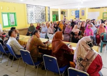 Para peserta terlihat serius mendengarkan arahan dari nara sumber. (IST)