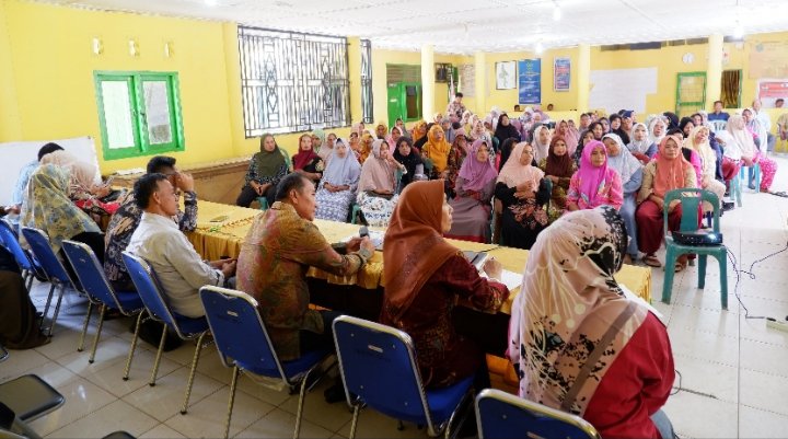 Para peserta terlihat serius mendengarkan arahan dari nara sumber. (IST)