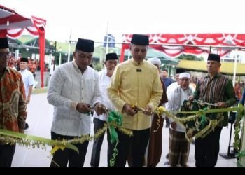 H. Musa Rajekshah yang didampingi Pj Wali Kota Padangsidimpuan Letnan Dalimunthe, Dandim 0212/TS, Letkol Inf. Amrizal Nasution pada peresmian Masjid Al-Musannif Annas di Makodim 0212/TS. (IST)