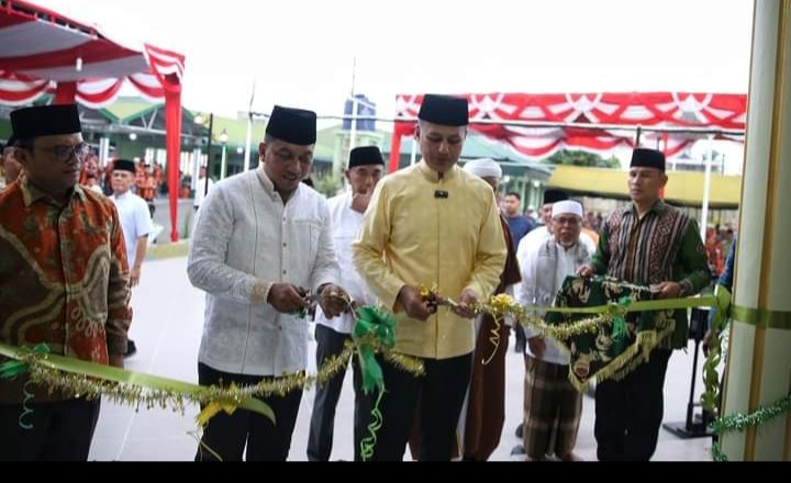 H. Musa Rajekshah yang didampingi Pj Wali Kota Padangsidimpuan Letnan Dalimunthe, Dandim 0212/TS, Letkol Inf. Amrizal Nasution pada peresmian Masjid Al-Musannif Annas di Makodim 0212/TS. (IST)