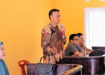 Kadis Sosial Kota Padangsidimpuan Zufri Nasution memberikan sambutan pada peserta KPM PKH se Kota Padangsidimpuan yang di aula Kantor Kepala Desa Salambue, Kec. Padangsidimpuan Tenggara, Sabtu (23/3). (IST)