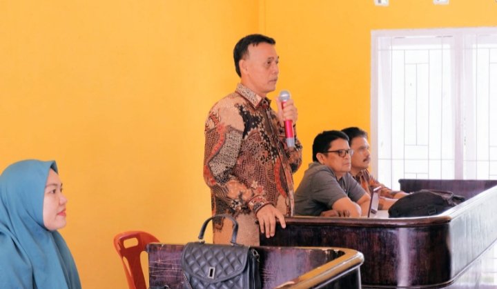 Kadis Sosial Kota Padangsidimpuan Zufri Nasution memberikan sambutan pada peserta KPM PKH se Kota Padangsidimpuan yang di aula Kantor Kepala Desa Salambue, Kec. Padangsidimpuan Tenggara, Sabtu (23/3). (IST)